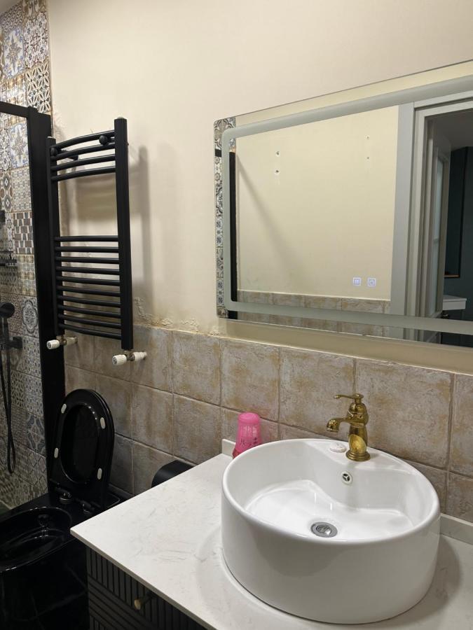 Qin Boutique Hotel Tbilisi ภายนอก รูปภาพ